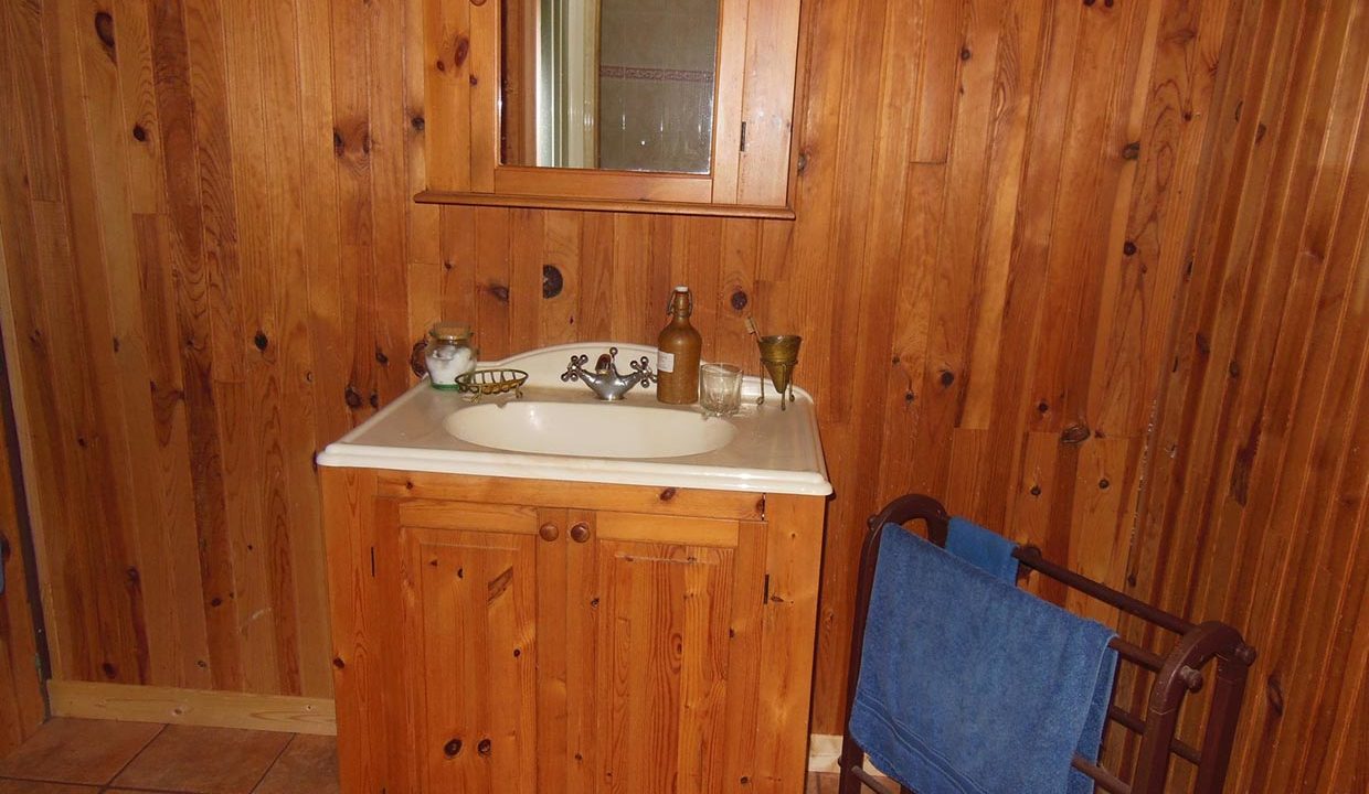 le cottage, salle de bain côté lavabo